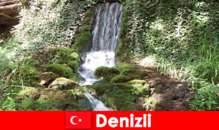 Viajantes da natureza visitam lugares únicos em Denizli Turquia