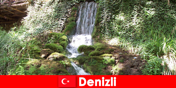 Viajantes da natureza visitam lugares únicos em Denizli Turquia