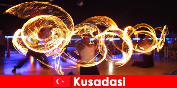 À noite, há apresentações espetaculares para jovens e idosos em Kusadasi Turquia