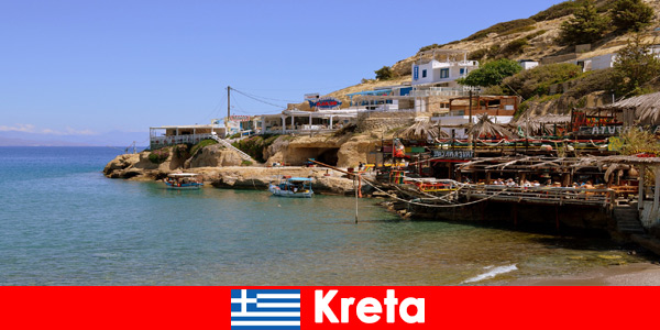 Os turistas de Creta experimentam a culinária local e muita natureza na Grécia