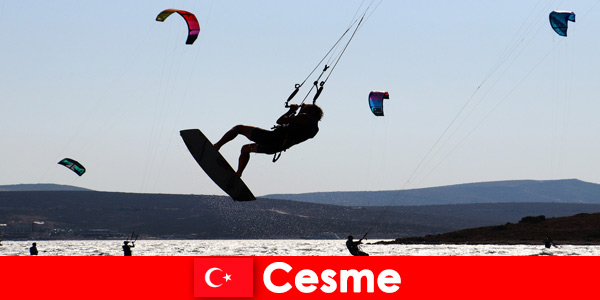 Os esportes aquáticos estão se tornando cada vez mais populares entre os turistas em Cesme Turquia