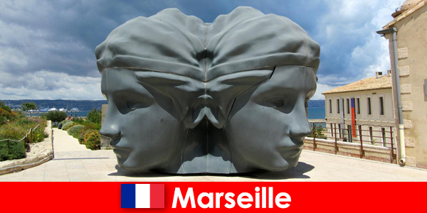 Marselha na França surpreende estrangeiros com muita cultura e arte