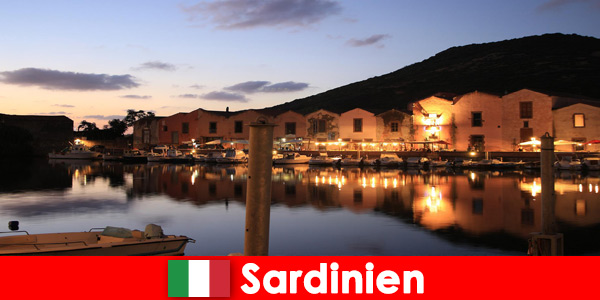 A Sardenha, na Itália, oferece uma imagem deslumbrante desta bela ilha à noite e durante o dia