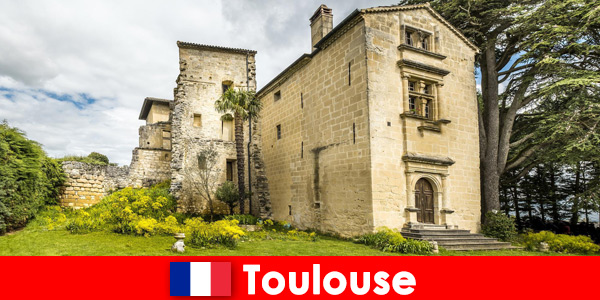 Turistas em Toulouse França vivenciam história e modernidade