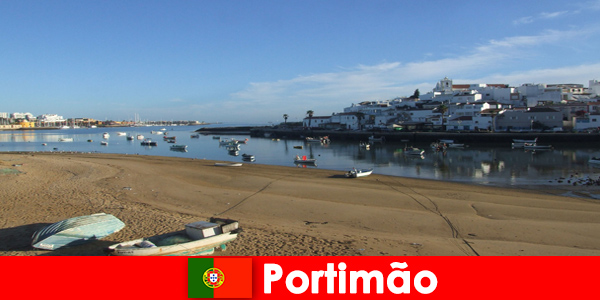 Pequenos barcos, águas cristalinas e bom tempo em Portimão