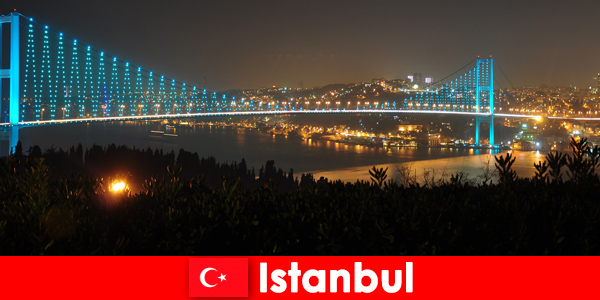 Luzes coloridas e multidões iluminam a noite em Istambul