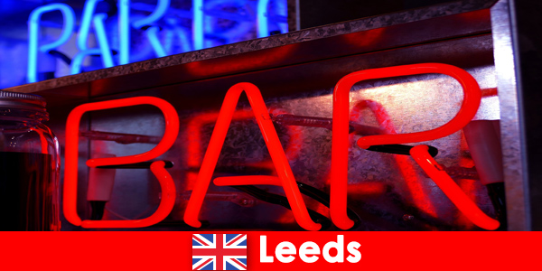Música, bares e clubes continuam a atrair jovens viajantes para Leeds, Inglaterra