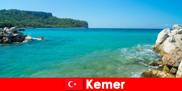 Água cristalina e muita natureza na bela Kemer em Türkiye